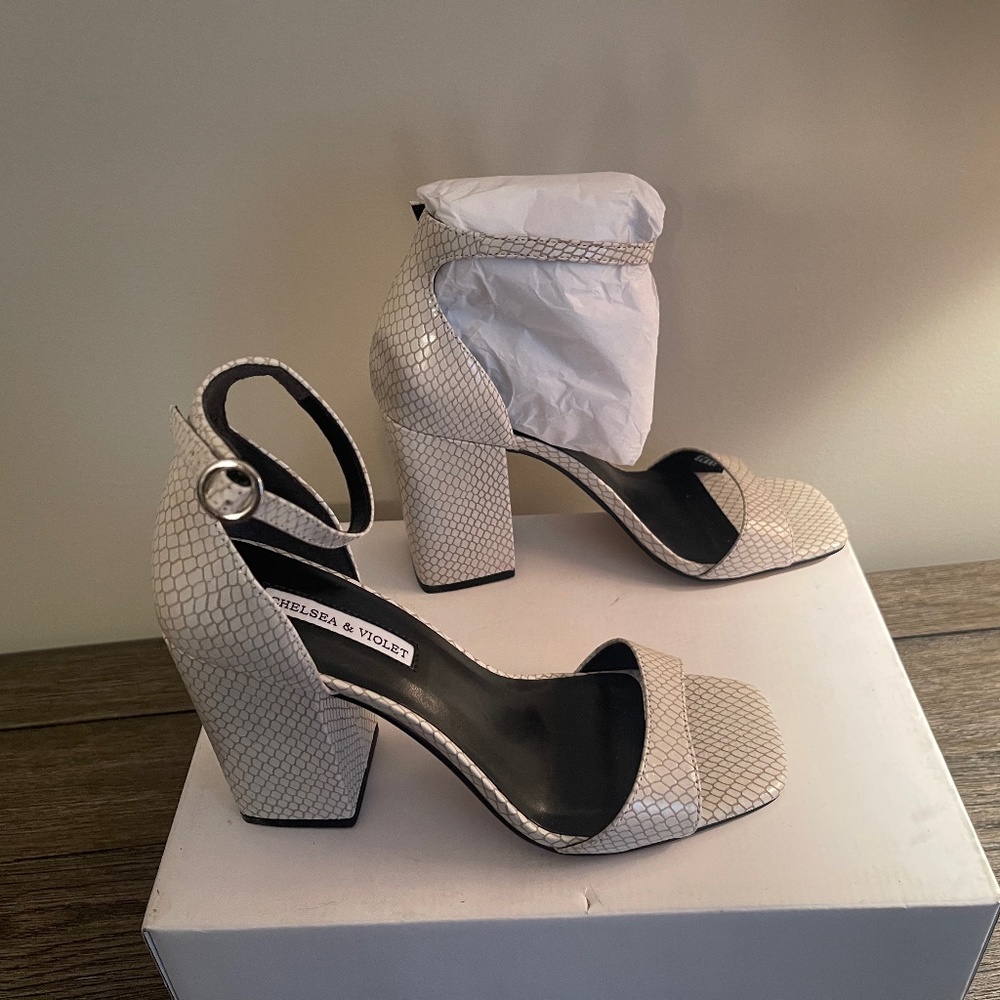 Chelsea & Violet _White Snake Heel Size 8
